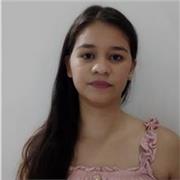 Profesora de ciencias imparte clase a niños de todas las edades